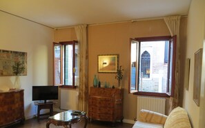 TV - Near academy galleries, university center (Venezia)