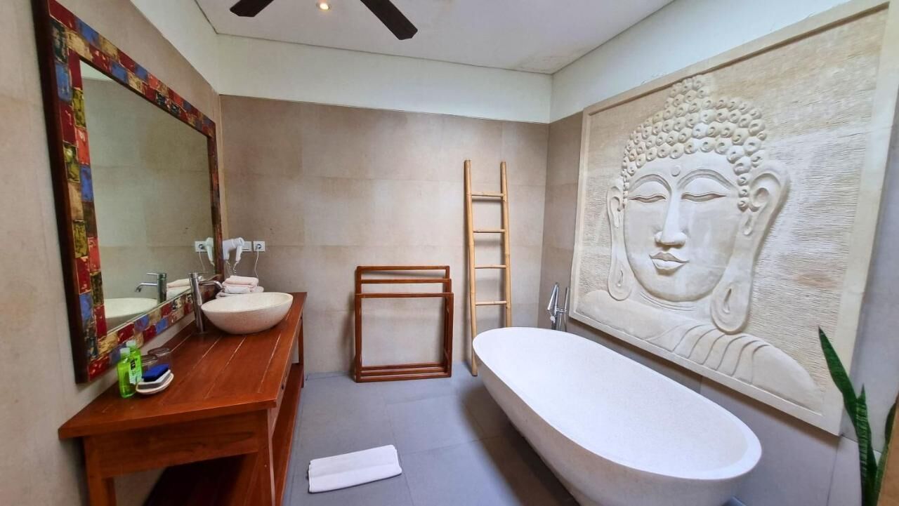 Bathtub, hair dryer, bidet, towels