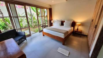 2 bedrooms, in-room safe, desk, iron/ironing board