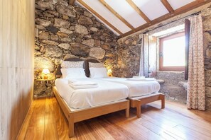 2 soverom, skrivebord, strykejern/-brett og reiseseng for barn