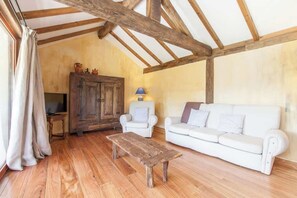 TV, peis, bøker og kontorer