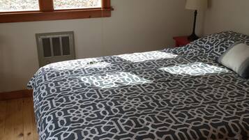 2 bedrooms, travel crib, free WiFi, bed sheets