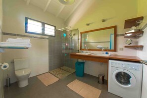 Douche, sèche-cheveux, serviettes fournies, papier toilette