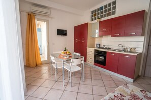 Fridge, oven, stovetop, cookware/dishes/utensils