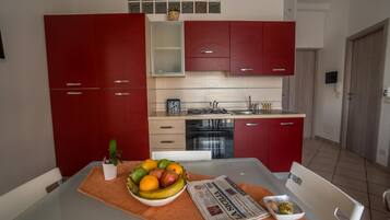 Réfrigérateur, four, plaque de cuisson