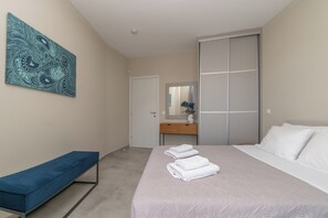 2 habitaciones, tabla de planchar con plancha, cuna de viaje y wifi 