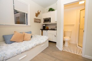 1 bedroom, desk, WiFi