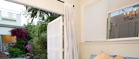 1 bedroom, desk, WiFi