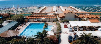 Villa indipendente con piscina Forte dei Marmi 12 letti, 6 camere 6 bagni 