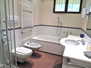 Bathtub, hair dryer, bidet, towels - Villa Sibel, private pool and garden, on the Tuscan coast, in Versilia (Massa)