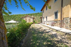 Property grounds - "Fienile" loft in farmhouse, swim pool, pvt terrace with stunning view (via Millepini 15, Loro Ciuffenna)