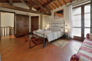 1 bedroom, travel crib, free WiFi, bed sheets - "Fienile" loft in farmhouse, swim pool, pvt terrace with stunning view (via Millepini 15, Loro Ciuffenna)