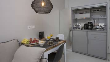 Refrigerador, placa de cocina, cafetera/tetera, tetera/pava eléctrica