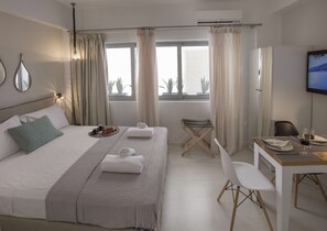 Basic Studio | Laptop workspace, iron/ironing board, free WiFi, bed sheets