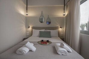 Basic Studio | Laptop workspace, iron/ironing board, free WiFi, bed sheets