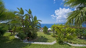 A lush garden with a view of the ocean. - Casa Santacroce 2 with large garden (Praiano)