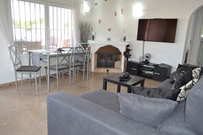 Een smart-tv, Netflix, een dvd-speler en boeken