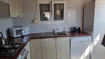 Een koelkast, een magnetron, een oven, een kookplaat