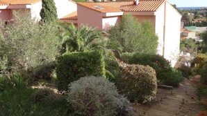 A residential area with houses featuring terracotta roofs and a hillside backdrop. - Collioure: beautiful apartment classified ***, quiet, swimming pool, garden, private parking (Collioure)