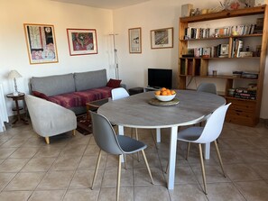 Dining - Collioure: beautiful apartment classified ***, quiet, swimming pool, garden, private parking (Collioure)