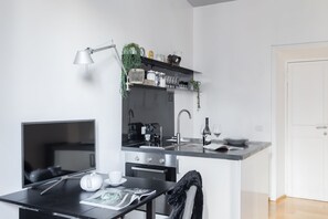 Fridge, oven, stovetop, coffee/tea maker - Cozy pied a terre in  Monti neighborhood (Roma)