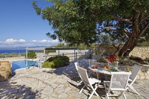 Outdoor dining - Ideal for families near Gaios. (Paxoi)