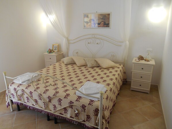 2 habitaciones, tabla de planchar con plancha y cuna de viaje 