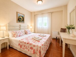 3 chambres, fer et planche à repasser, Wi-Fi gratuit, draps fournis