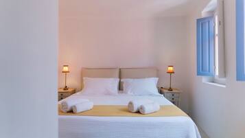 4 bedrooms, desk, iron/ironing board, travel crib