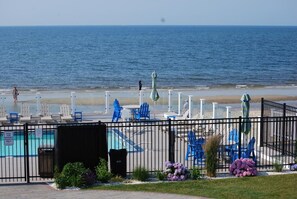 Alberca techada y alberca al aire libre