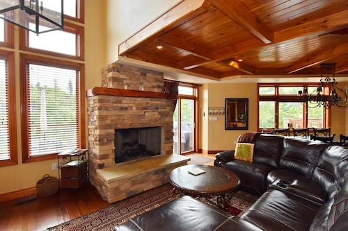 Upscale chalet with private hot tub . Five minutes to blue mountain village . 