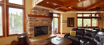 Luxe chalet met eigen hot tub. Zwembad opent 24 mei. $ 250 cadeaubon.