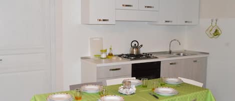 Refrigerador, horno, parrilla de estufa y cafetera y tetera