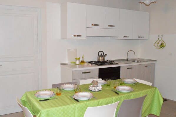 Kühlschrank, Ofen, Herdplatte, Wasserkocher mit Kaffee-/Teezubehör