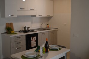 Réfrigérateur, four, plaque de cuisson, cafetière/bouilloire