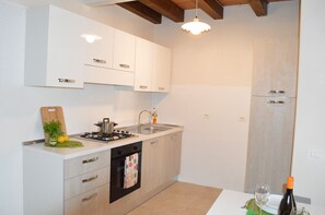 Kühlschrank, Ofen, Herdplatte, Wasserkocher mit Kaffee-/Teezubehör