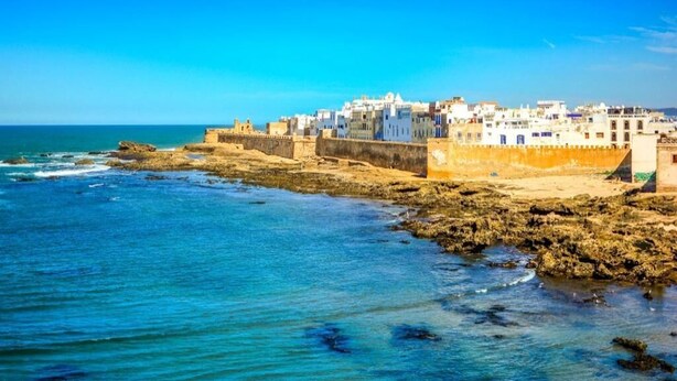 A coastal town with white buildings, a rocky shoreline, and the sea. - Beautiful apartment in Essaouira 4263 (Essaouira)