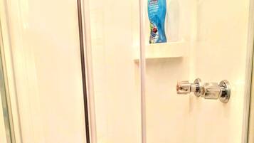 Gratis toiletartikelen, een haardroger, handdoeken, toiletpapier