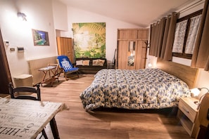 2 Schlafzimmer, Schreibtisch, schallisolierte Zimmer