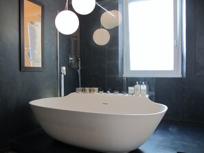 Sèche-cheveux, serviettes fournies