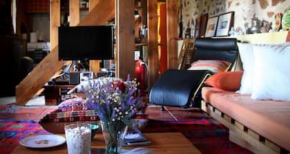 Ein hundertjähriges Steinhaus mit Blick auf den Kastoria See