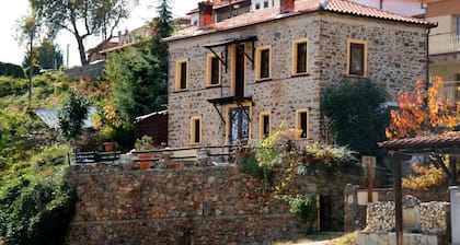 Une maison en pierre centenaire surplombant le lac Kastoria