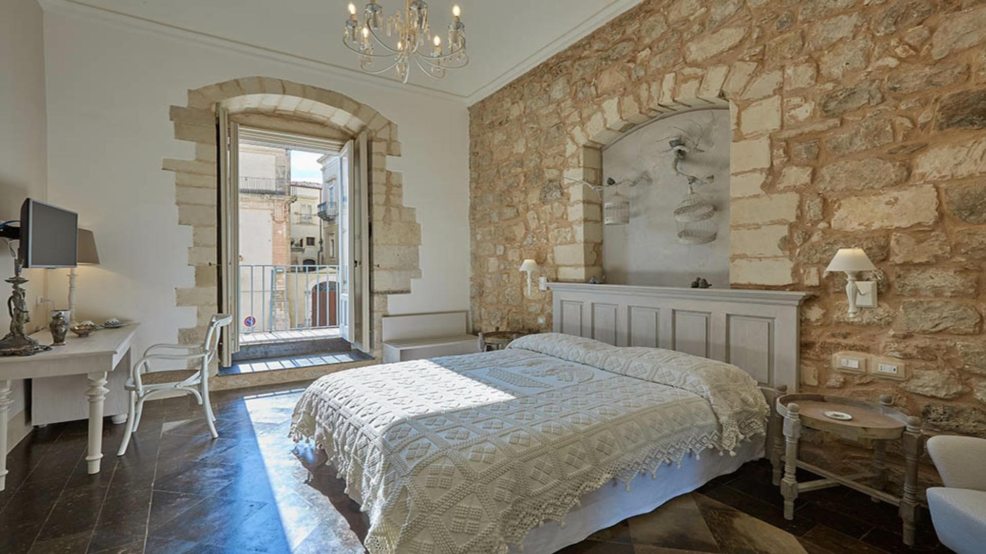 1 camera, una cassaforte in camera, una scrivania, Wi-Fi gratuito