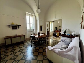 Fernseher, Kamin, Videospiele, Bücher