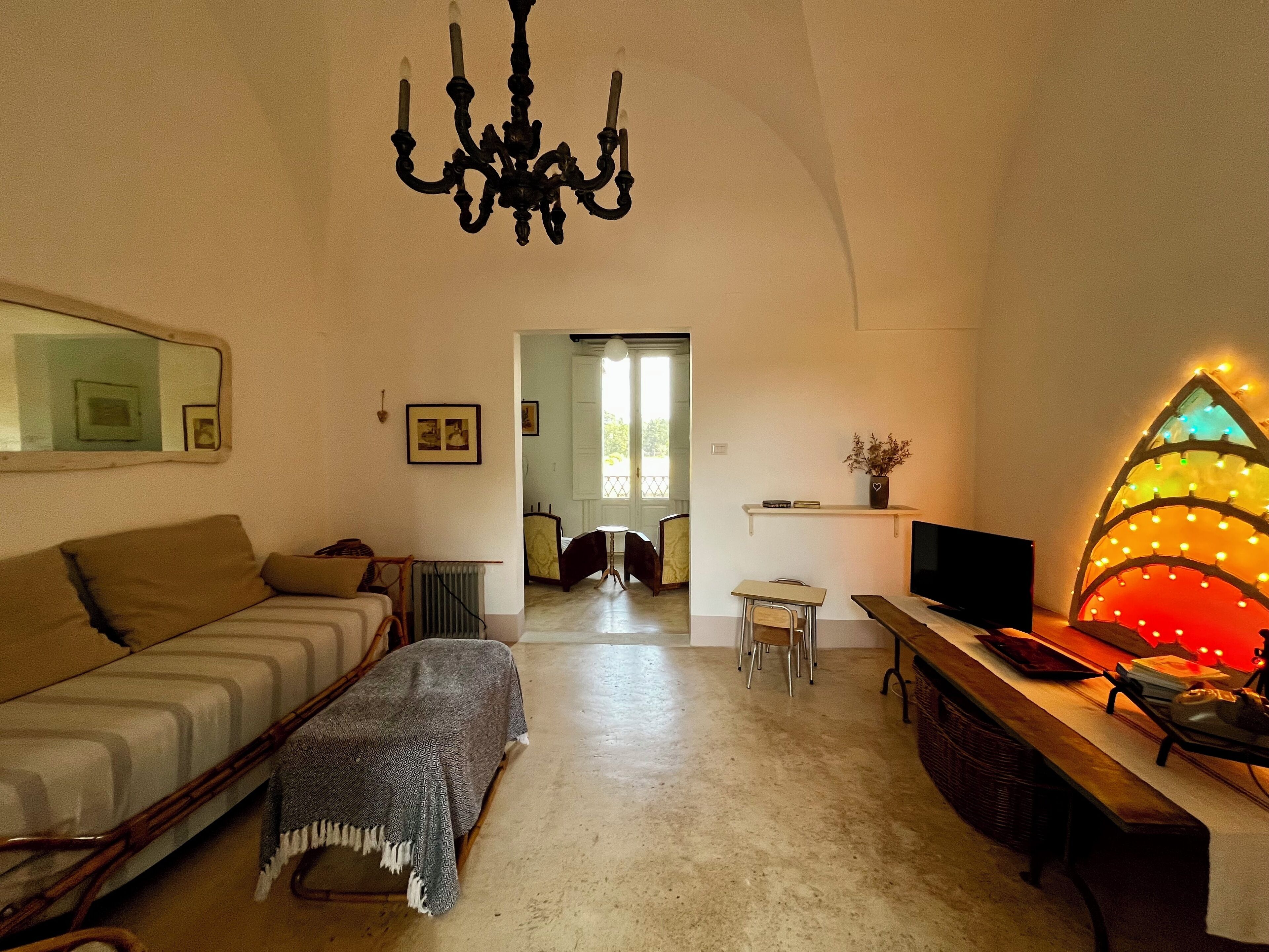 تلفزيون، مدفأة، ألعاب فيديو، كُتُب