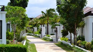 A pathway leading to a modern building with white walls and a tiled roof. - Luxury 3BR House With Direct Access To Private Beach (Klaeng)