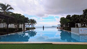 Outdoor pool - Luxury 3BR House With Direct Access To Private Beach (Klaeng)