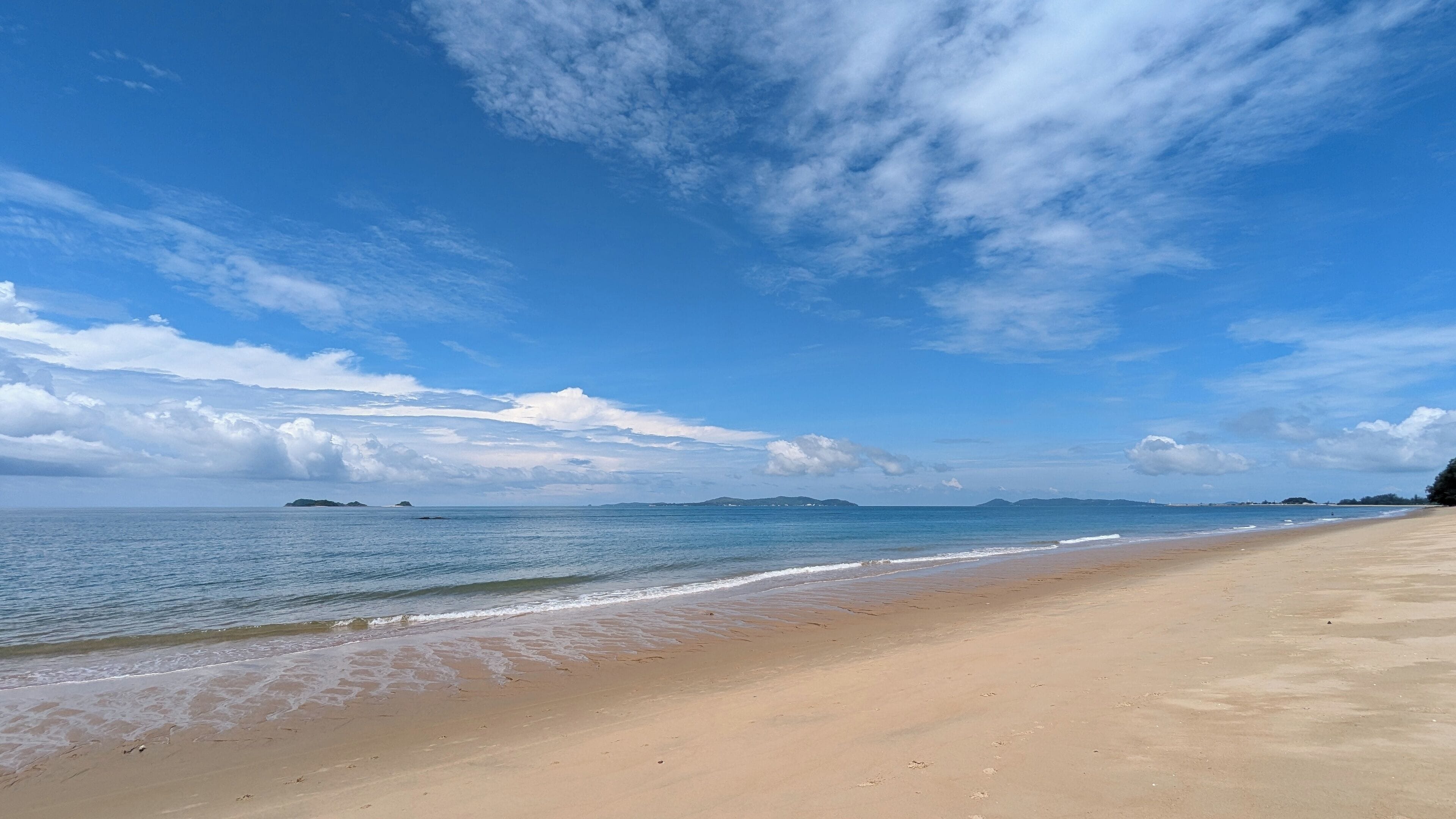 Beach nearby, sun loungers, beach towels