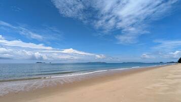Beach nearby, sun loungers, beach towels