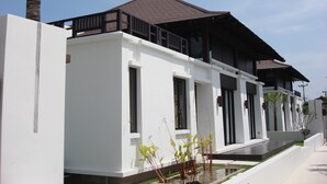 A modern two-story house with a flat roof, white exterior walls, and a balcony on the upper floor. - Luxury 3BR House With Direct Access To Private Beach (Klaeng)